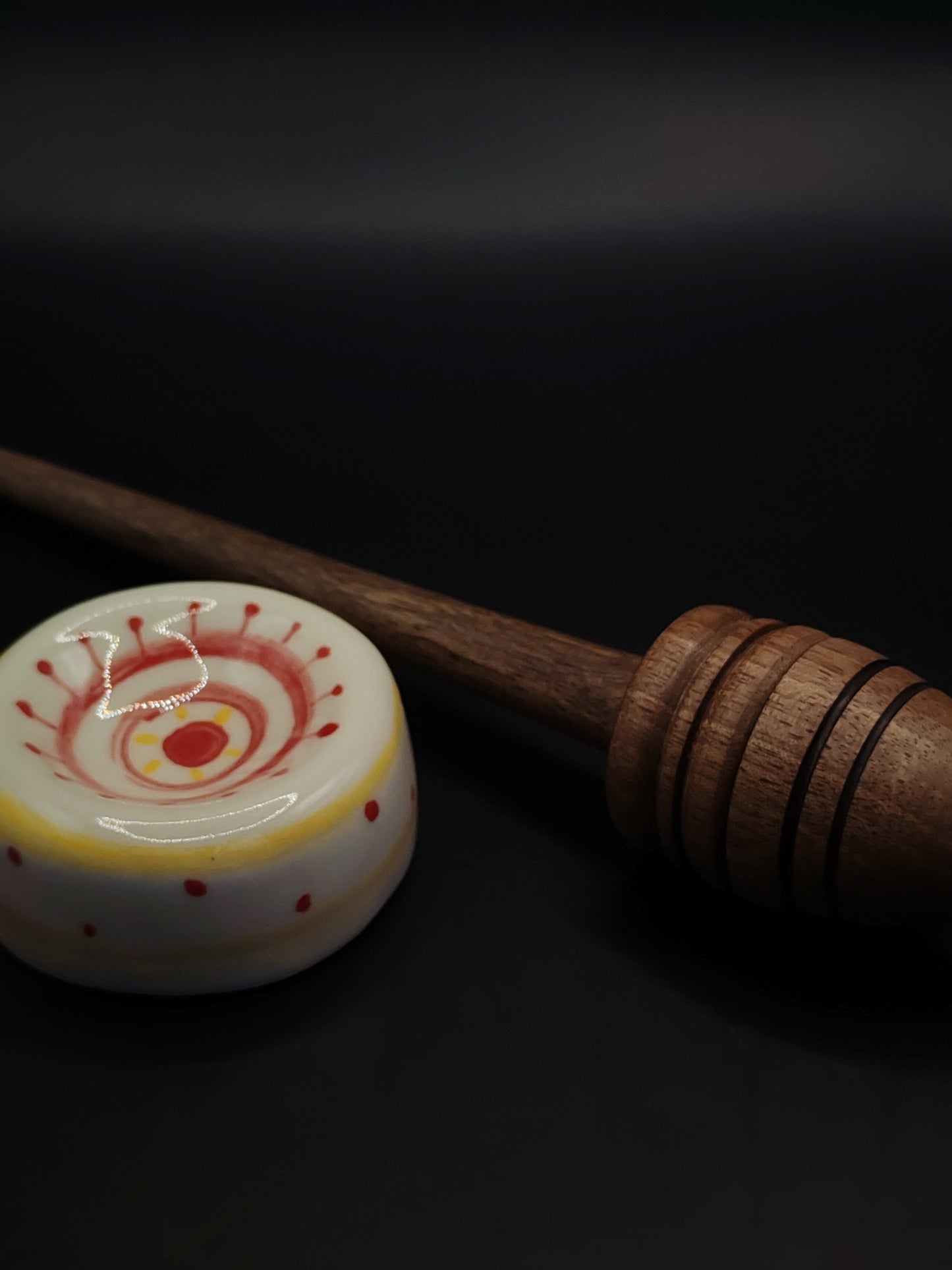 Support Spindle with Metal Tip – Walnut Wood (26 cm / 10.2″, 31 g / 1.09 oz) + Hand-Painted Ceramic Spinning Bowl | Artisan Handmade by Kravelli