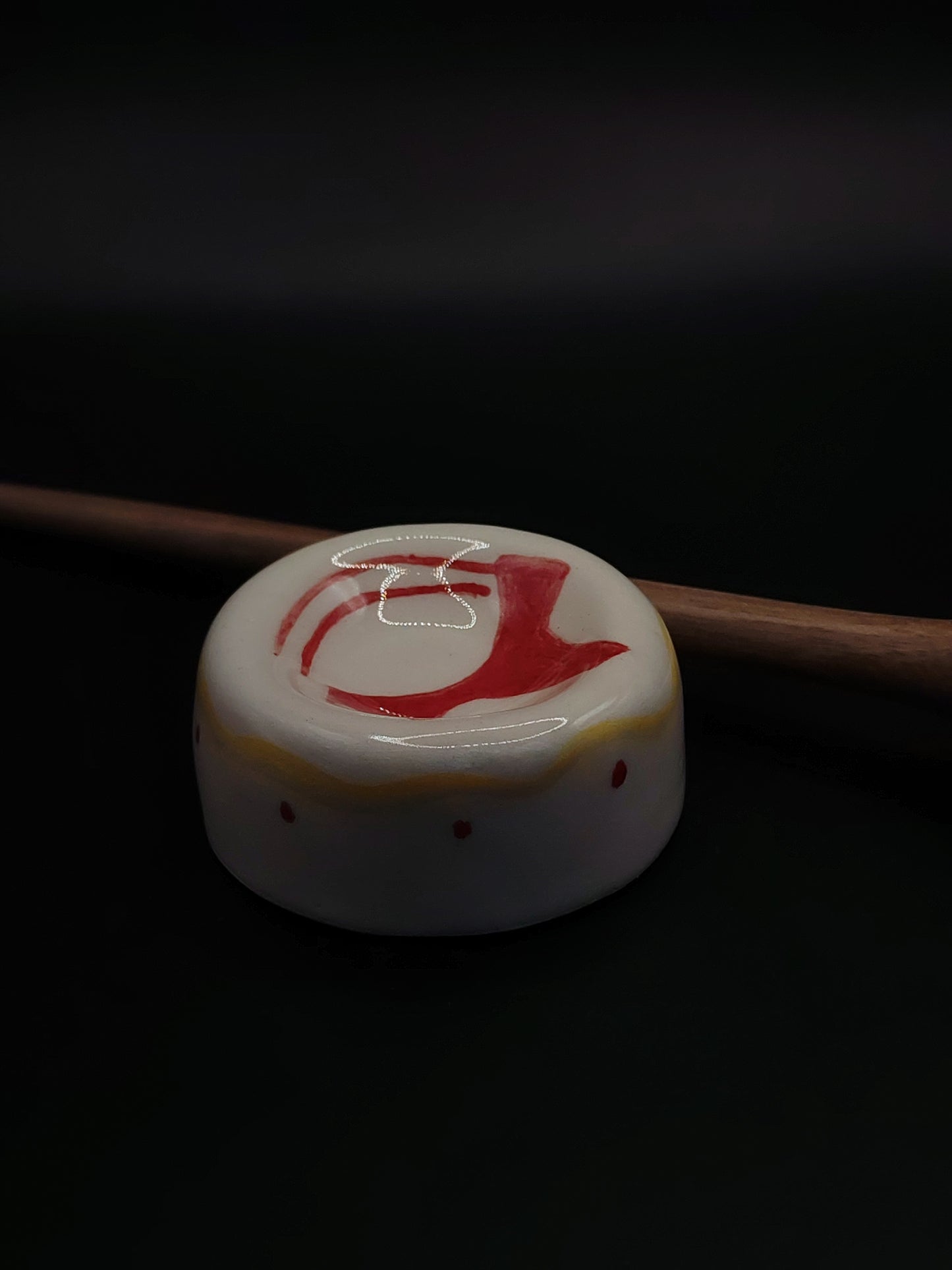 27 cm support spindle crafted in walnut wood with polished metal tip, displayed flat