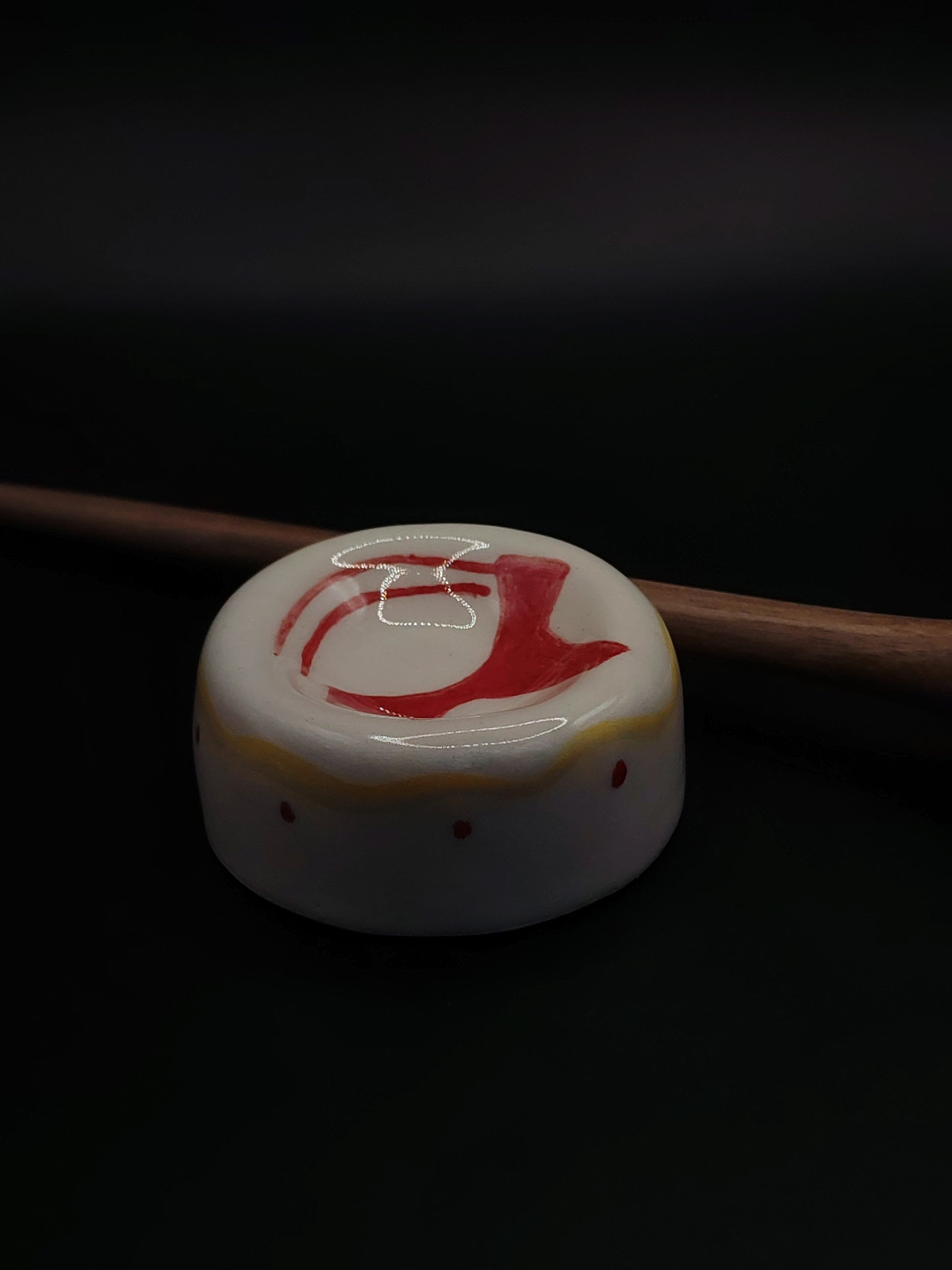 27 cm support spindle crafted in walnut wood with polished metal tip, displayed flat