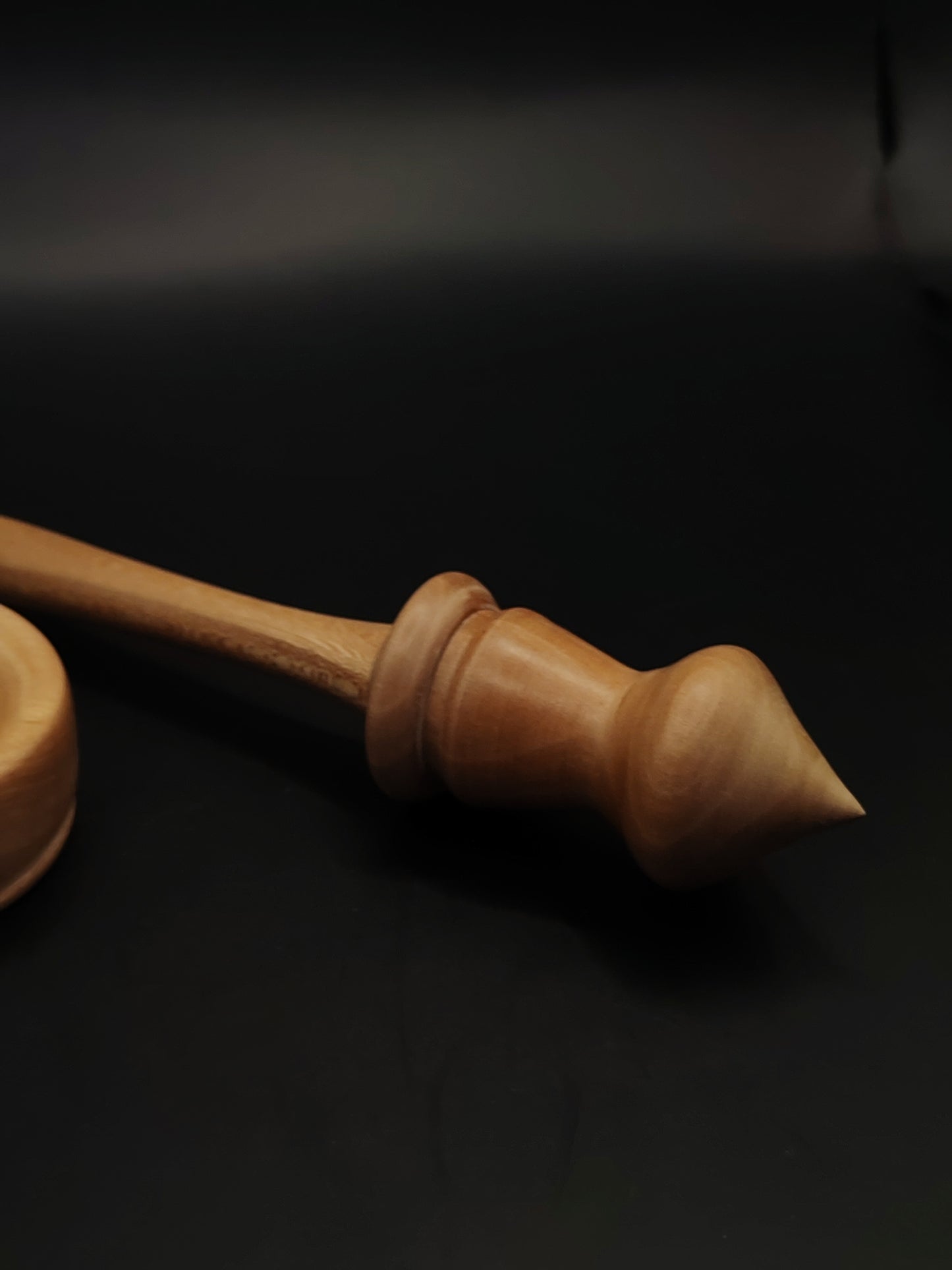 Support Spindle – Pear Whorl & Oak Shaft (26.5 cm / 10.4″, 31 g / 1.09 oz) | Heavy Artisan Spindle by Kravelli