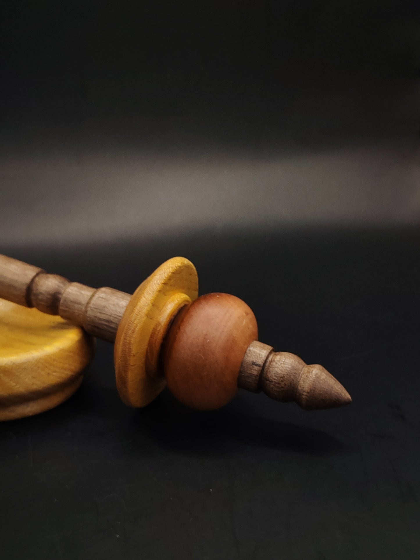 Artisan Support Spindle – Walnut Shaft & Mulberry–Plum Whorl, 23.5 cm / 9.3″, 33 g + Bowl